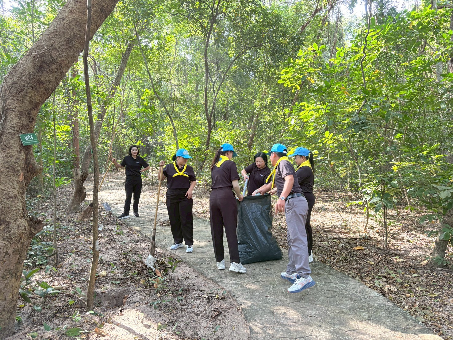 title - ส.ป.ก.ยโสธร ร่วมกิจกรรมจิตอาสาพัฒนา เพื่อถวายเป็นพระราชกุศล น้อมสำนึกในพระมหากรุณาธิคุณ สมเด็จพระนางเจ้าสิริกิติ์  พระบรมราชินีนาถ พระบรมราชชนนีพันปีหลวง